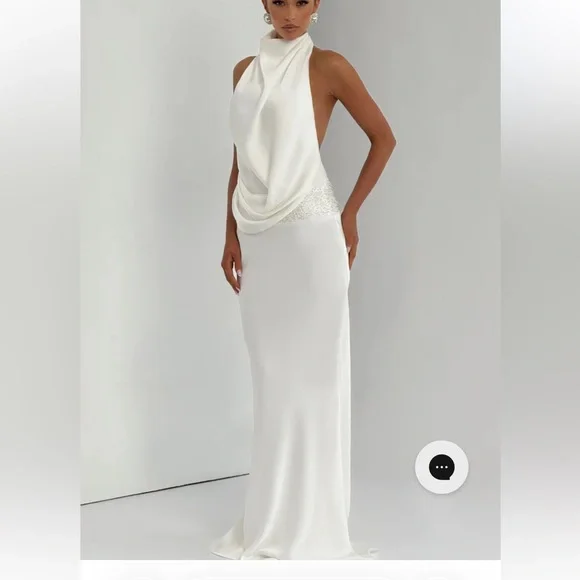 Elegant White Backless Gown - Picture 5 of 7